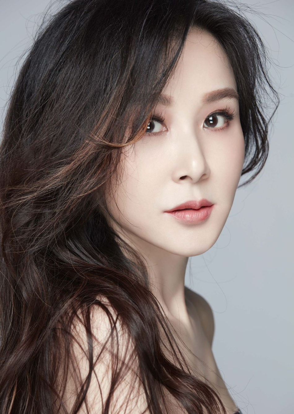 萧蔷妆容精致，侧颜线条优美。