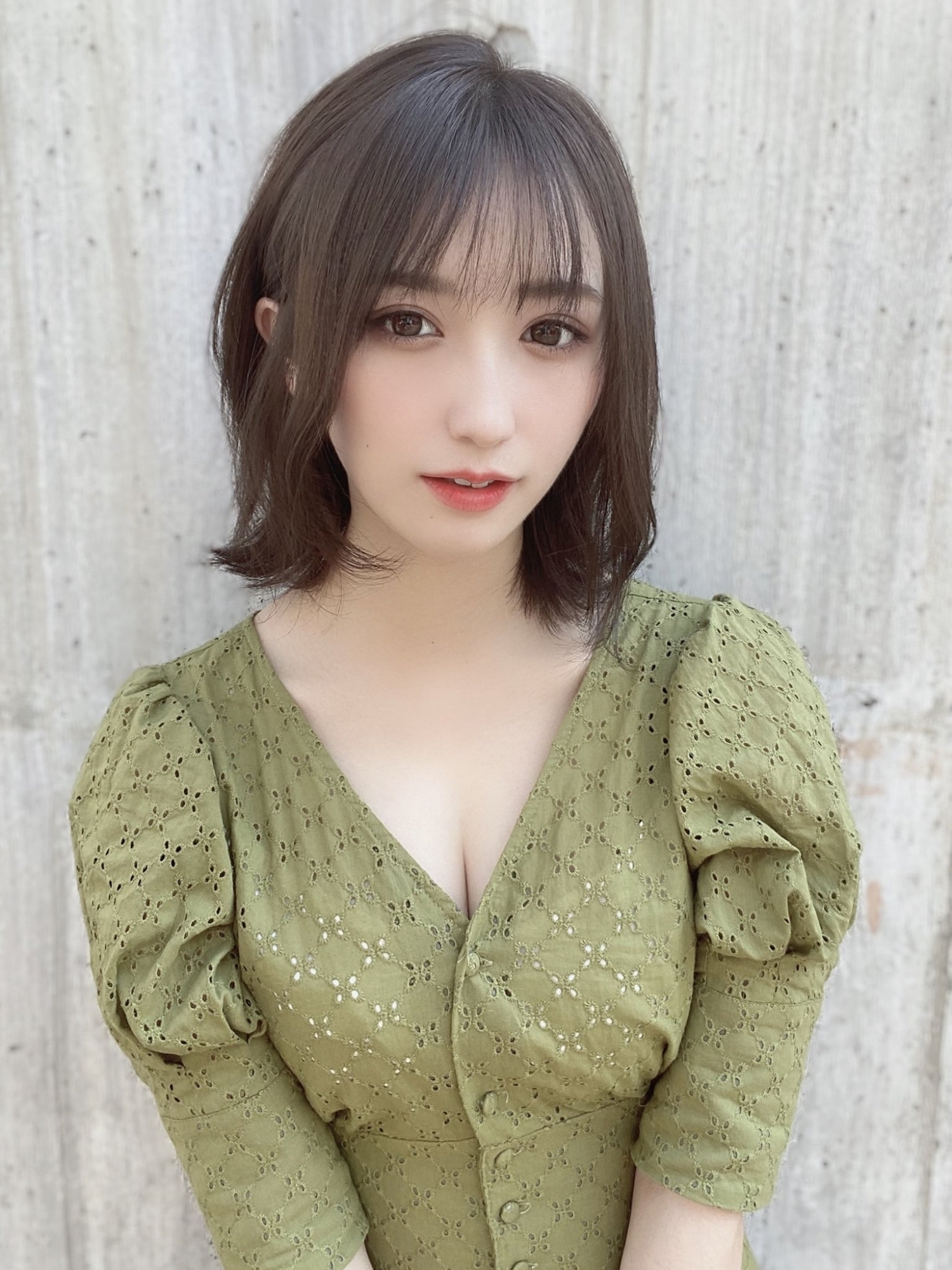 呆萌虎牙妹「伊藤爱真」疗愈笑容让人瞬间融化浑身散发「天使气息」甜度破表