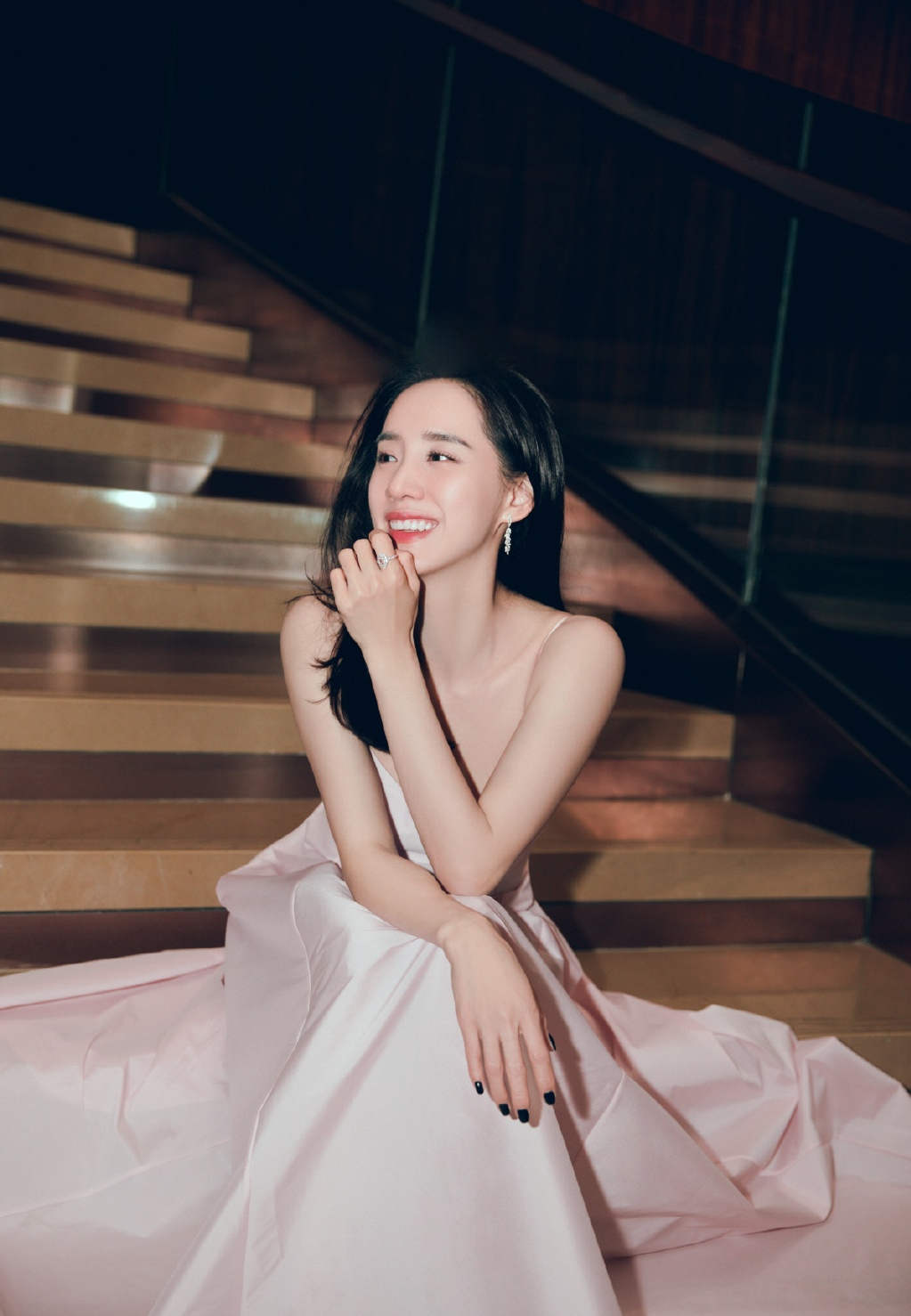 王智穿吊带粉裙小露香肩 飘逸长发气质温婉动人