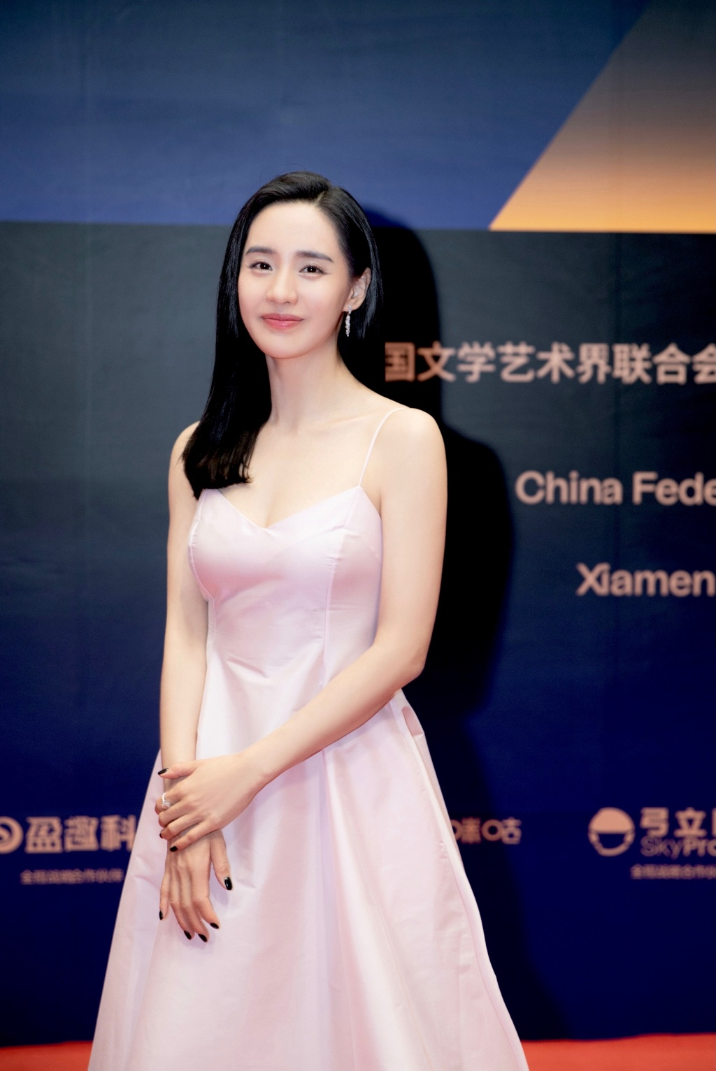 王智肤白貌美，裙装身材吸睛。