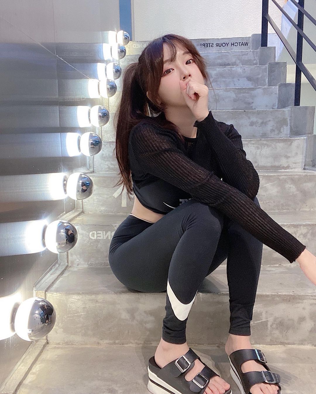 最强发电站！高颜值「极品正妹」撩人眼神让人恋爱,衣服里藏有超凶猛视角