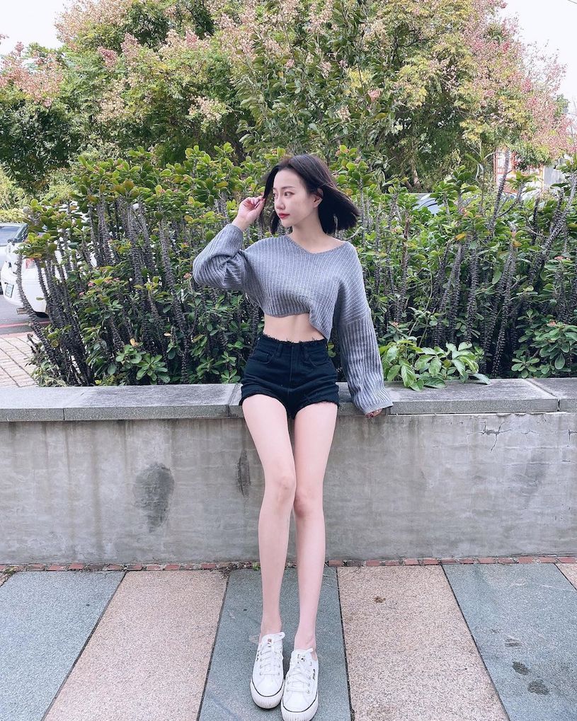 逆天美腿！正妹业务晴晴「九头身比例」好犯规,白皙的修长曲线让人受不了！