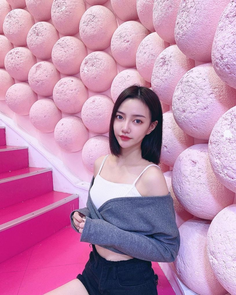 逆天美腿！正妹业务晴晴「九头身比例」好犯规,白皙的修长曲线让人受不了！