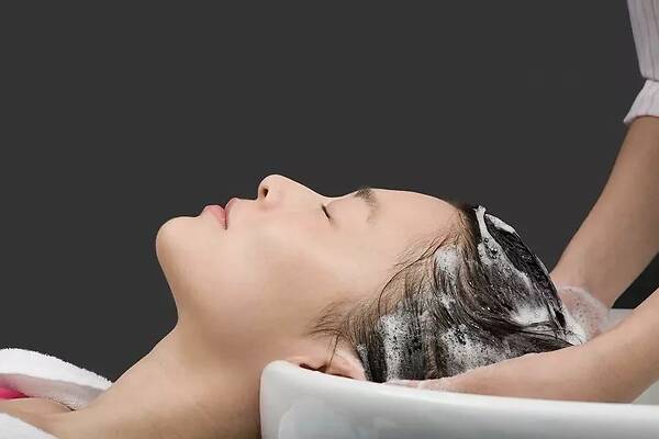 产后脱发太苦恼,头发不够发型来凑？这三种发型谁剪谁后悔