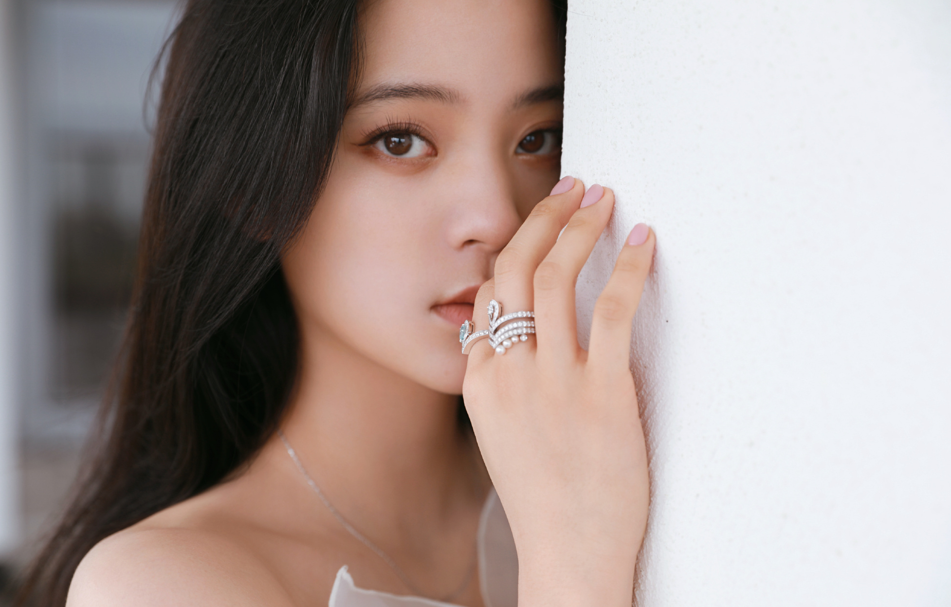 欧阳娜娜穿白纱裙清爽十足 胸前小V领也是有点性感