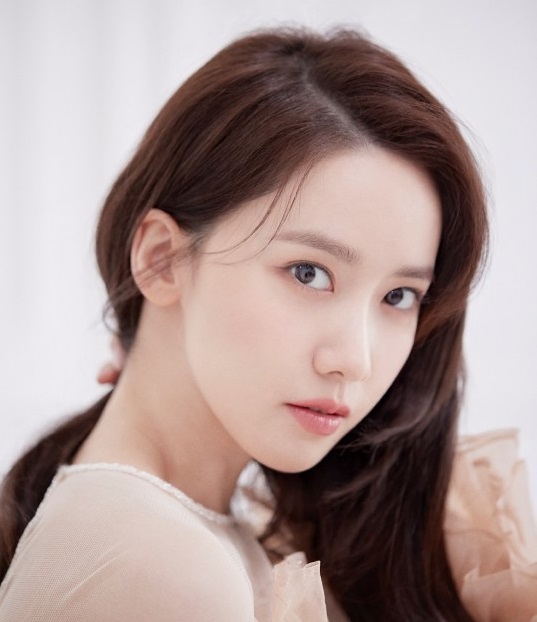 少女时代成员允儿的一组最新杂志写真今天在网上曝光，吸引了众多粉丝的目光。