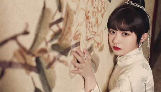赖美云是一位非常有音乐才华的歌手，出道以来为很多影视剧演唱了不少里面的歌曲，例如电视剧《师爷请自重》中的插曲《无涯》、电视剧《最美逆行者》中的主题曲《田字格》等等，深受大家的喜欢。