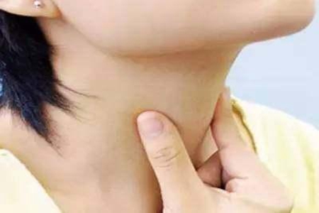 甲状腺癌的早期症状,这五个女人甲状腺癌的症状和前兆