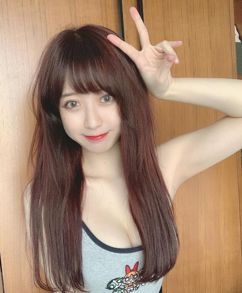 清纯系马尾萌妹[yami」微微一笑让人恋爱,脖子以下弧度惊人,10万网友疯狂点赞！