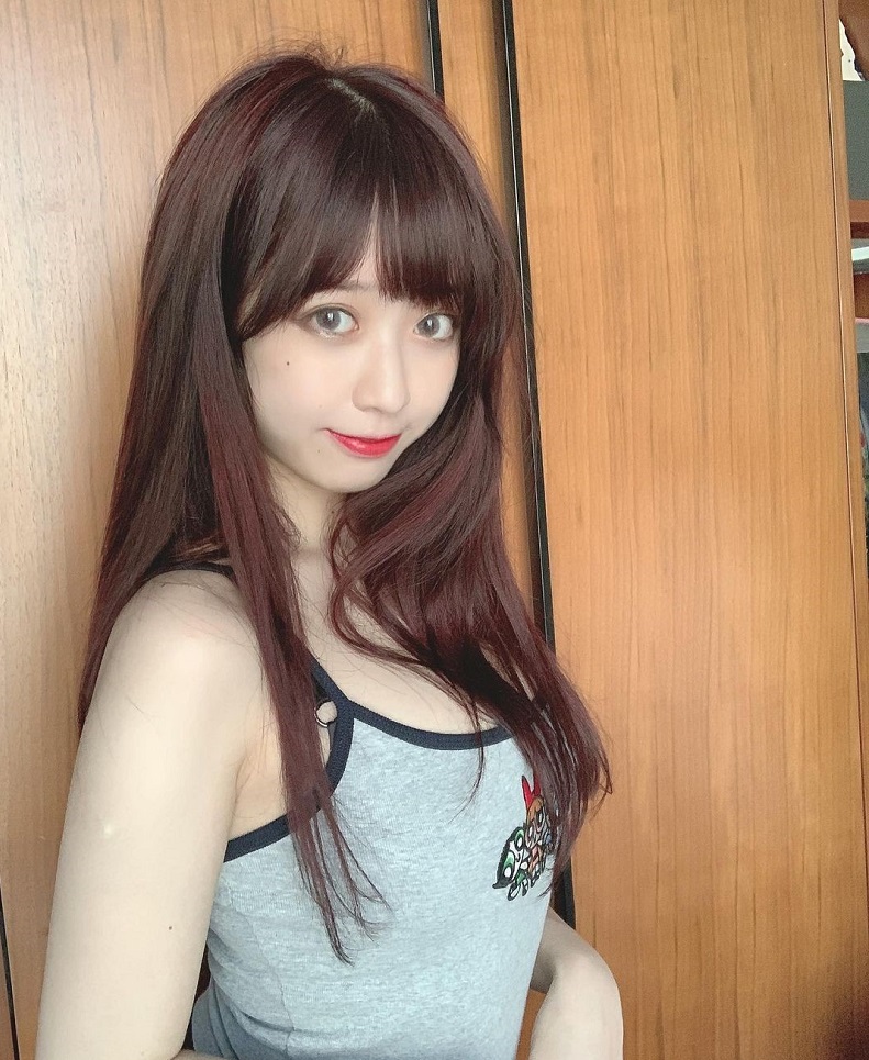 清纯系马尾萌妹[yami」微微一笑让人恋爱,脖子以下弧度惊人,10万网友疯狂点赞！