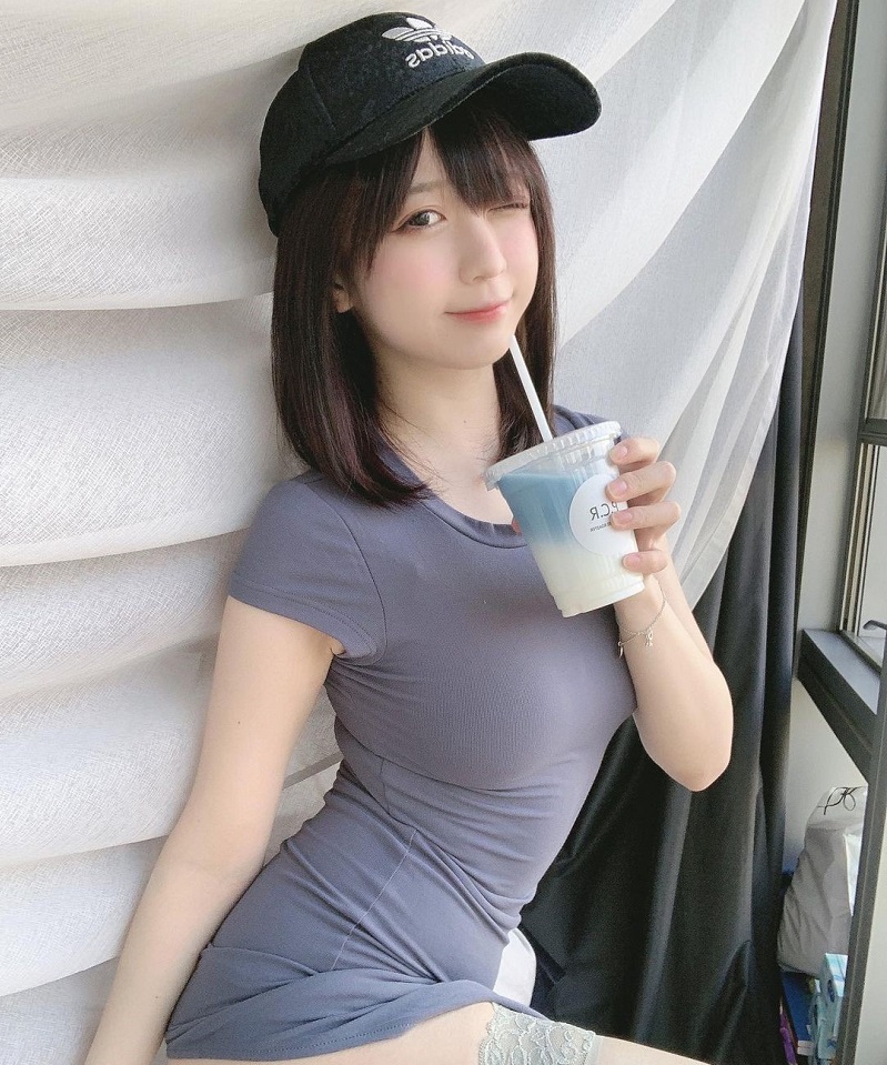 清纯系马尾萌妹[yami」微微一笑让人恋爱,脖子以下弧度惊人,10万网友疯狂点赞！