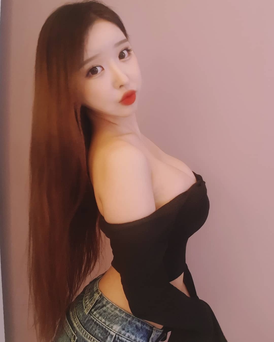 路边发现「超极品辣妹」美腿视角有够逆天！回头率满分的销魂曲线画面真诱人