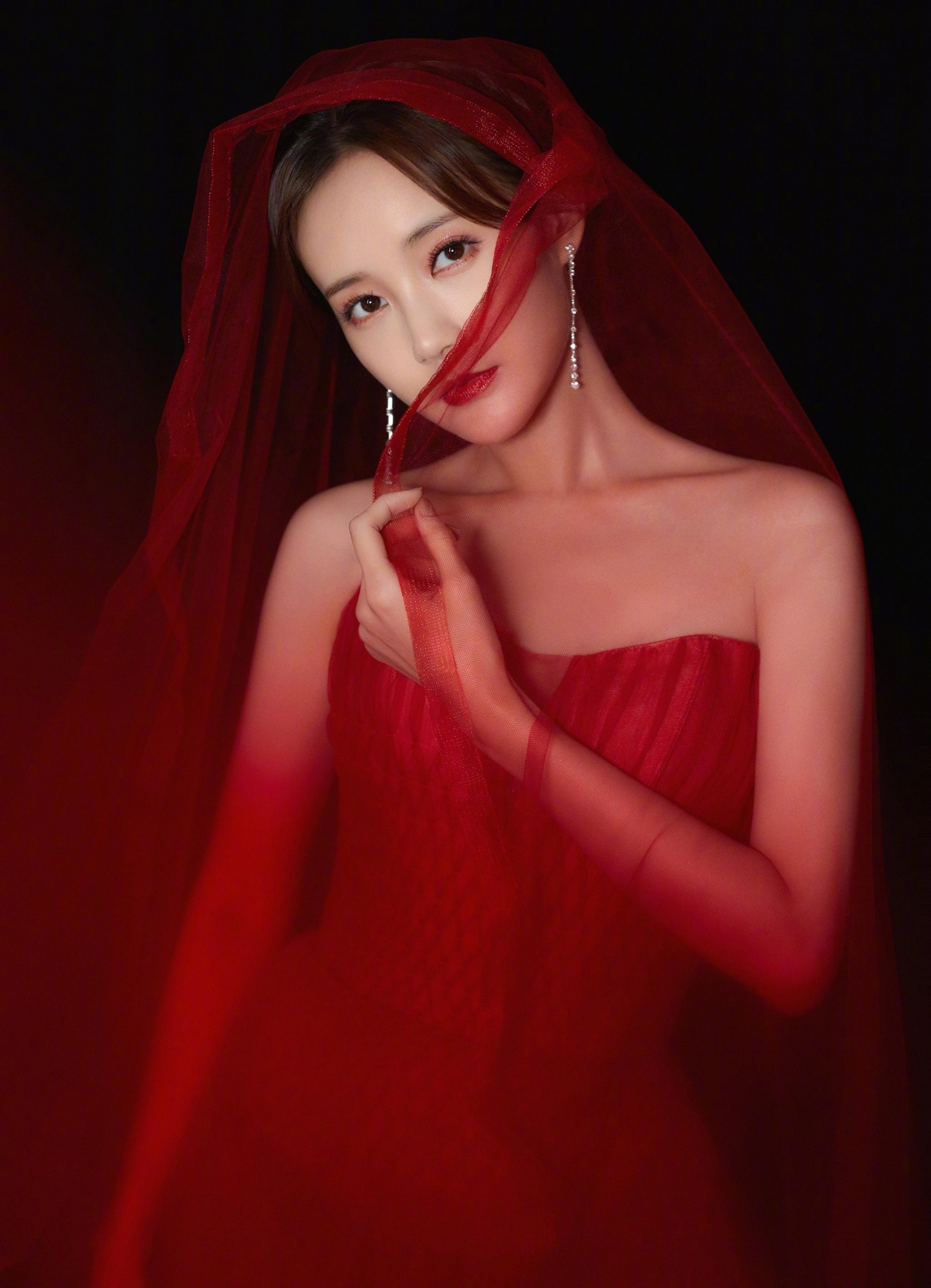 李一桐穿起抹胸薄纱裙也太甜了吧,好梦幻
