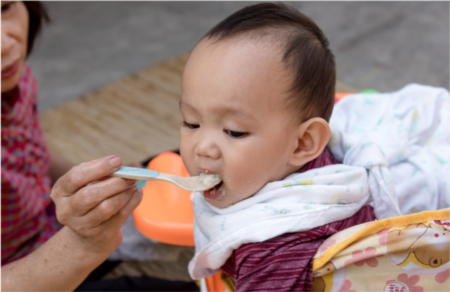 母乳不够吃又不吃奶粉的宝宝,能早点添加辅食吗？真不能急于求成