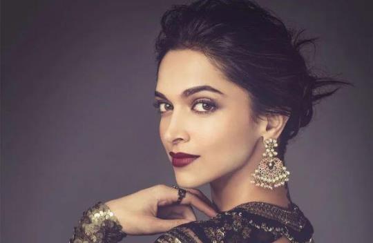 第九名Deepika Padukone是宝莱坞女演员、模特，出生于丹麦哥本哈根。中学期间，她便开始在模特公司兼职，随后在一场模特比赛中获得冠军，崭露头角。正式出道之后，她便收获了超高人气，最近的一项报告还指出，Deepika Padukone不仅仅是印度最美的女明星、最具魅力明星，还是最值得信赖的印度女明星。
