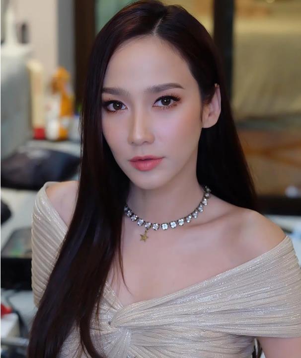 小水知名度高是因为她的电影在国内也很有名，在中国平采娜是大家认为最厉害的泰国女星，但是实际上在泰国本地最有名的并不是小水而是Aump，公认的泰国第一。