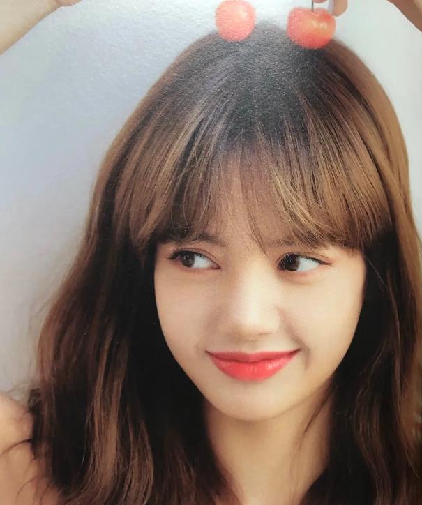 是女团blackpink中的一员，非常受人喜爱，身材非常好跳舞也很棒，颜值与实力并存，性格还很可爱，简直是完美女神。