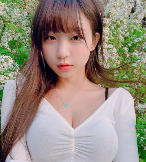 DJ Henney 脸蛋姣好、身材火辣，IG至今已累积近69万粉丝追踪。
