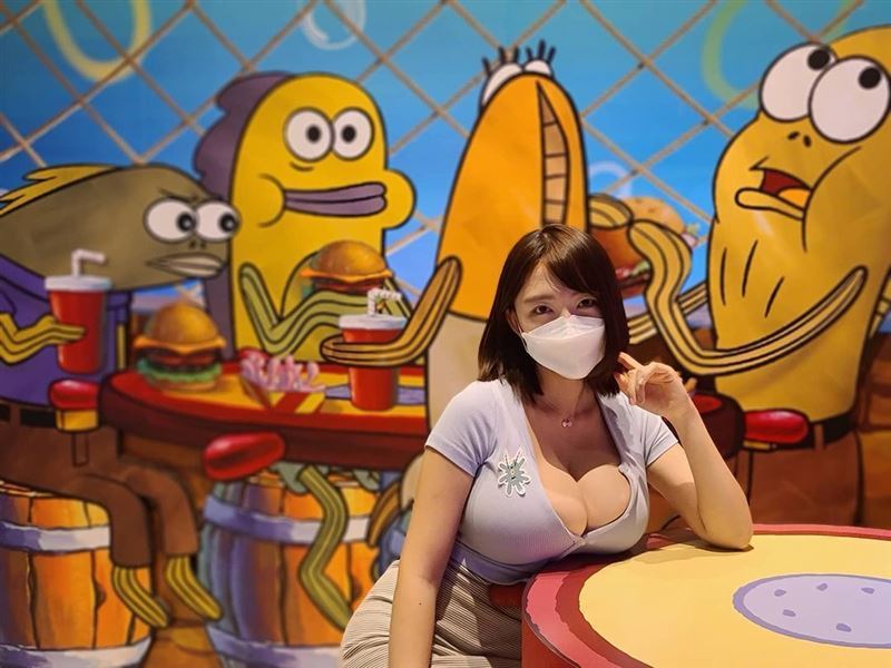 这也实在是太大了！韩国网红妹 Velvet豪乳亮相游乐场这对肉球似乎能将桌子压