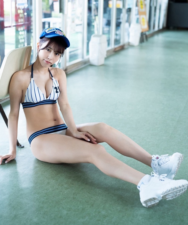 图中的妹子名叫くるす兰，今年23岁的她，不只是新人写真女星，同时也真的是穿梭在棒球场地啤酒妹，靠着甜美外型以及性感身材，以及亲切待人接物，让她在球场上甚受欢迎。