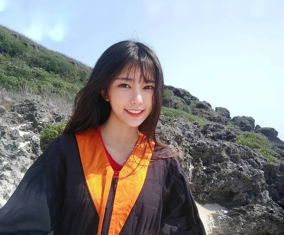 而目前ig已超过十万粉丝的阿倪，前阵子也开始在Twitch开直播与粉丝聊天互动，喜欢她的朋友也可以发搂一下啰，最后再附上几张阿倪的美照，祝各位连假愉快啦！