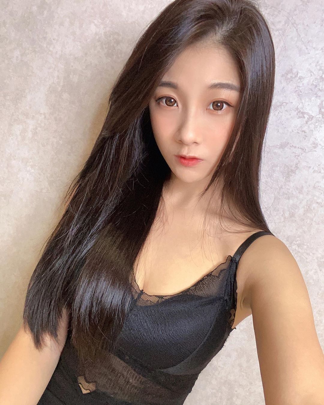[网络正妹]神颜护理师小莓「大腰瘦身材」保证看了秒沦陷