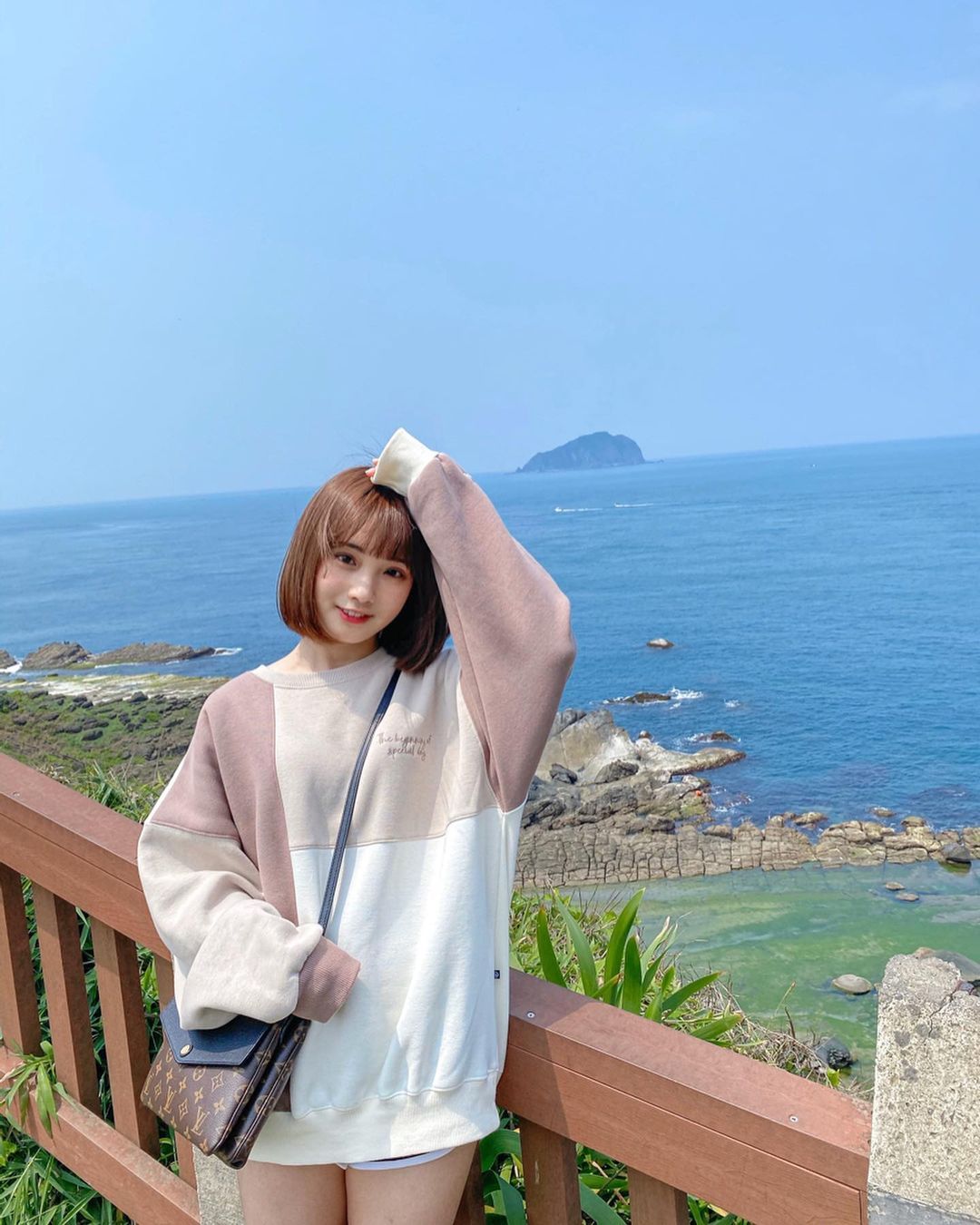 想到热音社就好怀念，想当年高中每年都会有各大社团的表演啊成发等等，我总和几名鲁蛇团一起发掘哪个女生很正很可爱，然后某一天发现哪个女生交男友了，最后咱们整团则是单身三年作收呜呜！