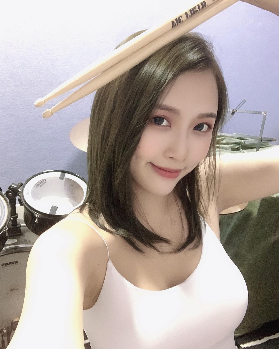 高颜值「超甜美正妹」傲人视角让人难以抵抗！