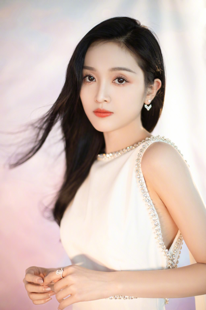 吴宣仪肌肤白皙满满少女感。