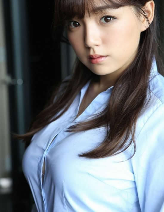 3、篠崎爱。篠崎爱可是典型的童颜巨乳，篠崎爱是90后MM，她的写真集张张大卖，年轻就是资本咯！