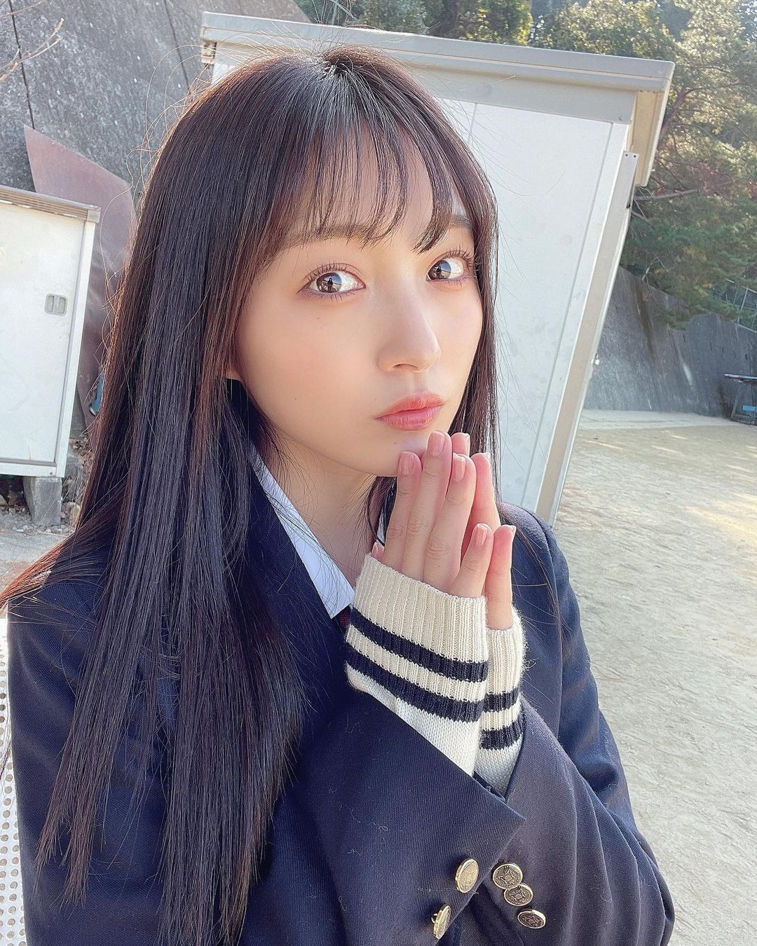 今年18岁的山本彩加，2016年以五期生身分出道，因当时山本彩加名字与曾经的核心成员山本彩仅差一个字，因此一出道就大受瞩目。不只名字让人印深刻，山本彩加在台上表现也很快得到好评，虽然没有任何跳舞经验，但长年练习空手道的优异体能，令她在跳舞时很有力量，动作十分俐落，因此出道短短不到4个月，就快速升格正规成员，是五期生中第一人，并从此平步青云，没多久就成为阵中不动王牌。