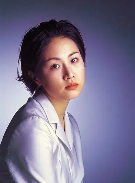 在电影《娼》中扮演一个妓女，戏中有很多激情戏尺度都特别惊人，申恩庆几乎是全裸上阵，让人看了赞叹不已。
