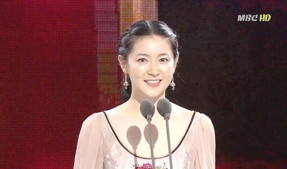 这位女星如今肯定不是什么av女星，但是在拍《大长今》之前曾经靠拍情色三级片上位，表现也还挺专业的，往事不堪回首呀。