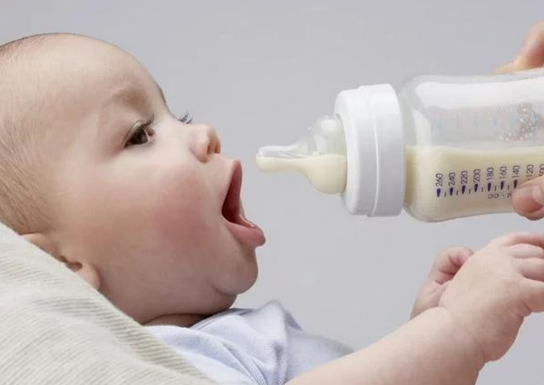 母乳喂养和奶粉喂养,差距大的不是一点,看看赵薇和章子怡就懂了