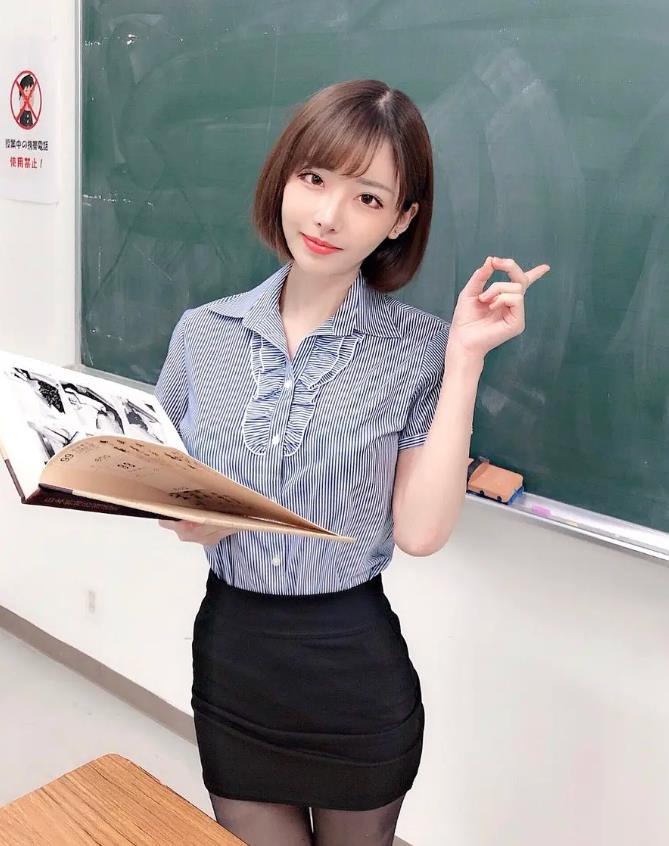 深田咏美虽然年纪小，但是她日本娱乐圈已经出道了好几年，有一定的资质。深田咏美长的美是所以知道她的人公认的，让人羡慕的长相加上魔鬼般的身材，一下子就成了人气非常高的演员。