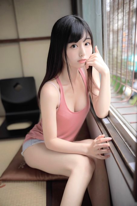 魅力无法挡的くりえみ常常会让男人不自觉得爱上自己，全靠着她无害的颜值跟白里透红的美及大胆的个性吸引到不少粉丝～