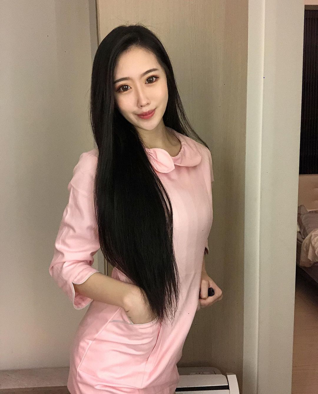 四肢纤细身材高挑的Yuna，该有肉的地方就很有肉～穿上比基尼时白白嫩嫩很是抢眼！但最惹人注目的还是Yuna的小蛮腰了吧，不光是瘦而已还有傲人的清新腹肌马甲线，感觉平常一定没少练，不然怎么这么猛～