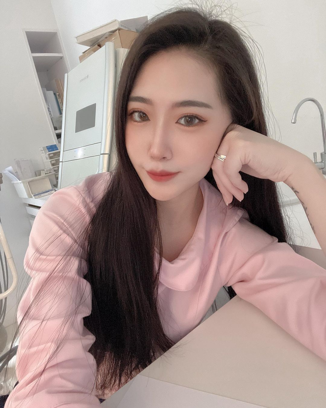 果然Yuna除了上班时是小天使，下班后就很爱趴趴走，不是去运动就是和朋友聚会玩耍，也时常会有穿着运动服的自拍，难怪身材辣成这样！