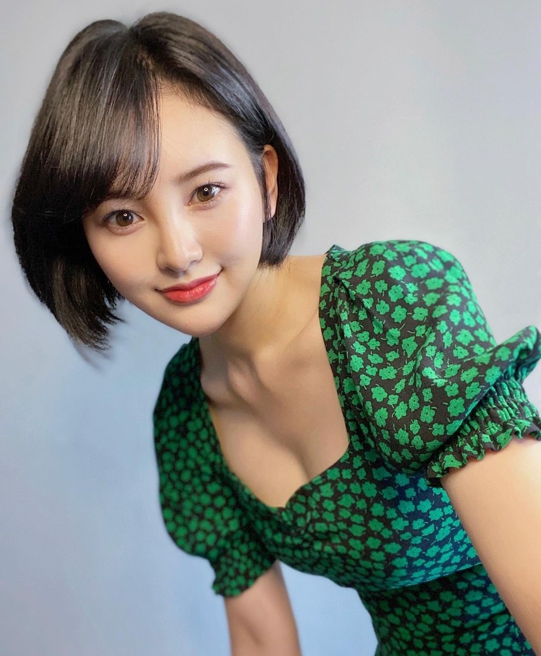 偶像团体HKT48出身、被粉丝称作「博多魅惑妖精」的儿玉遥，曾是团中不可或缺核心成员，全盛时期声势甚至不输去韩国、以IZ*ONE发展的宫脇咲良，人气总选也拿过第9名成绩，不过大红大紫之后，随即饱受抑郁症之苦，经过两年休养，重新出发的儿玉遥不只甜美外型依旧，身材更是大进化啊！