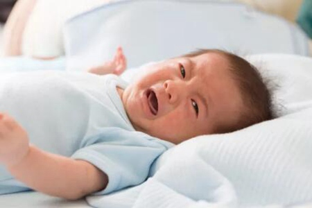 孩子晚上哭闹厉害怎么回事？这三个造成孩子晚上哭闹的原因