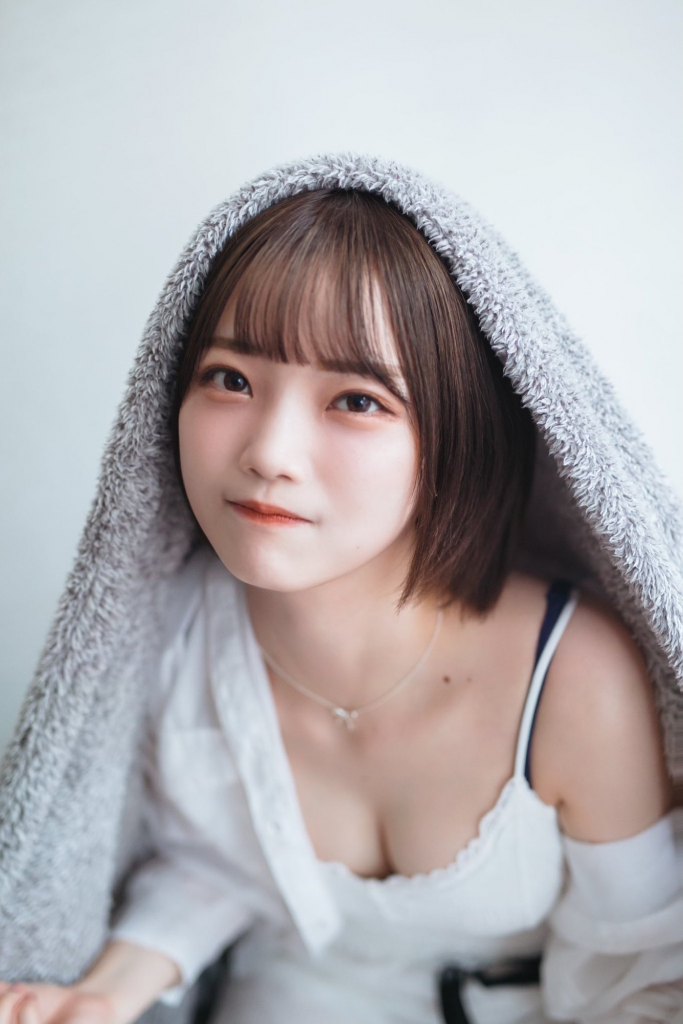 今年22岁的新谷姫加，曾经是偶像团体「SHAMLOCK」、「Party Rockets GT」成员之一，不过就像很多从女团出来的偶像一样，单飞反而比较红的新谷姫加，靠着她那全身上下散发出满满邻家女孩气场，以及甜到长蚂蚁的迷人笑容，目前持续以个人身分活跃于演艺圈，推出个人写真、出演舞台剧，还是各大知名综艺节目的常客！