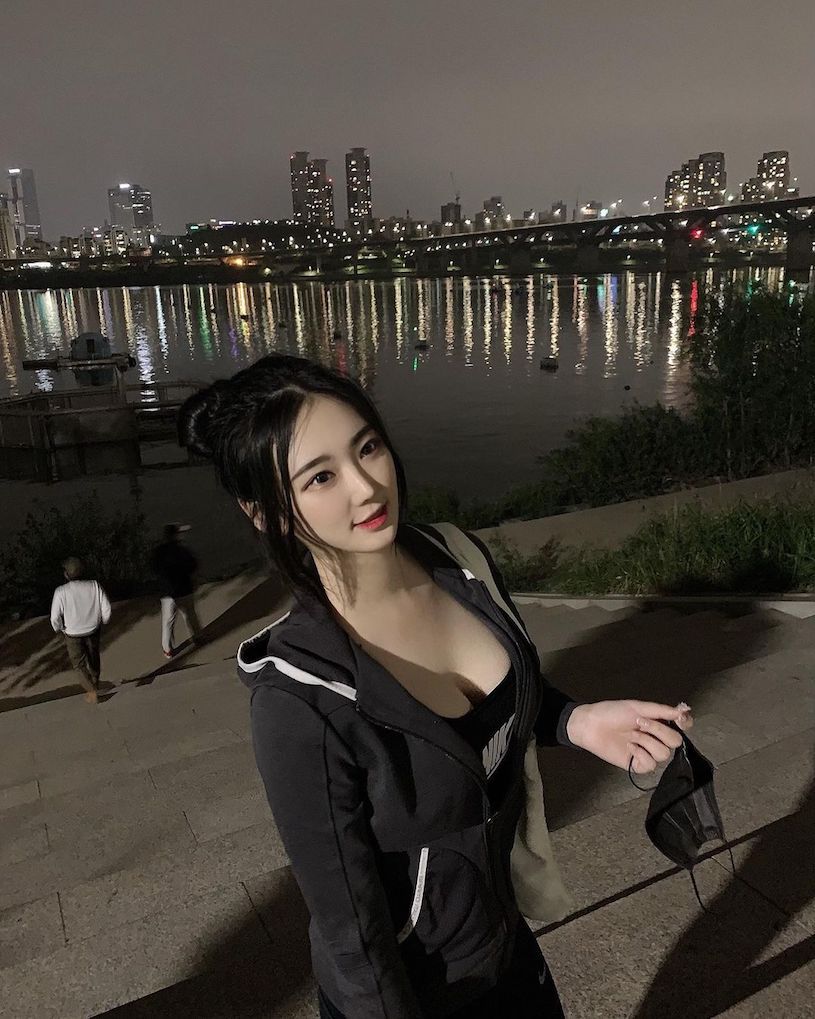 这位正妹的IG名叫做「yeonee._.w」，看起来很高冷，拍照很少露出笑容，还曾戴上了小恶魔造型的发圈，超适合表情本来就很冷酷的她，真是坏坏惹人爱呢～～「yeonee._.w」有次到海边难得露出笑容照相，笑起来的模样其实超甜的，也受到很多粉丝夸奖！