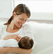 母乳喂养有七大好处,对妈妈家庭孩子都好,远离七大谣言