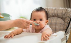 给娃添加辅食避开"5大坑",不然耽误咀嚼能力锻炼,还影响发育
