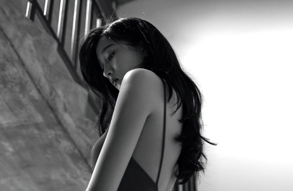 关晓彤大秀光滑美背。