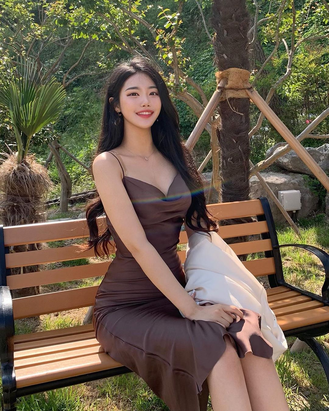 韩国天菜级辣姊姊坐在路边咖啡座上看风景时的迷人模样顺便撩倒一票网友〜여진