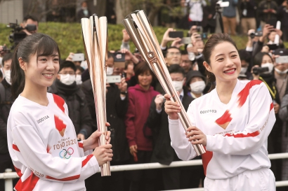 石原里美点燃奥运圣火盆