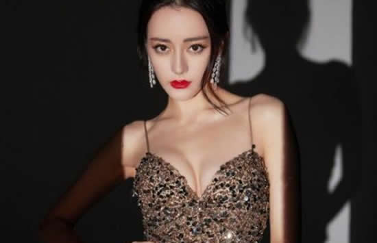 迪丽热巴这几年凭借着几部剧火起来之后，人气高涨，受到了观众的喜爱，特别是漂亮的脸蛋，一看就能被大家记住，很有自己的特色，而且身材也是前凸后翘的，个子也很高，五官精致，成为了很多人心目当中的女神。