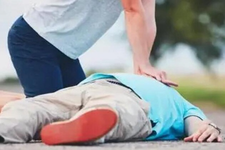 熬夜到什么程度会猝死？这三个迹象要早发现早治疗