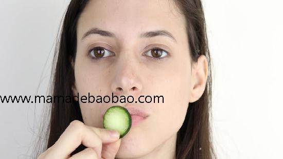朋友的妻子使用3种方法来获得柔嫩的双唇（柔嫩有光泽的双唇）